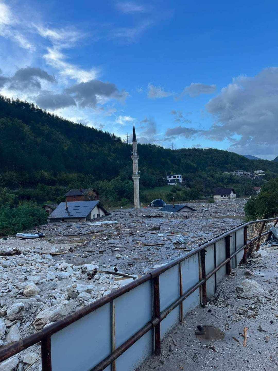 Džamija u Donjoj Jablanici u potpunosti poplavljena, vidi se samo munara