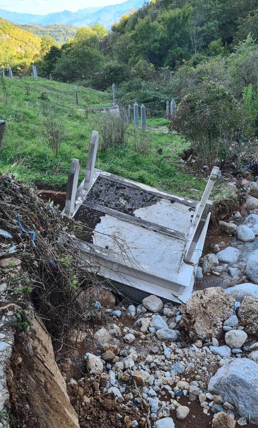 Tužne slike stižu nam iz Parsovića: Klizište uništilo dio mezarja