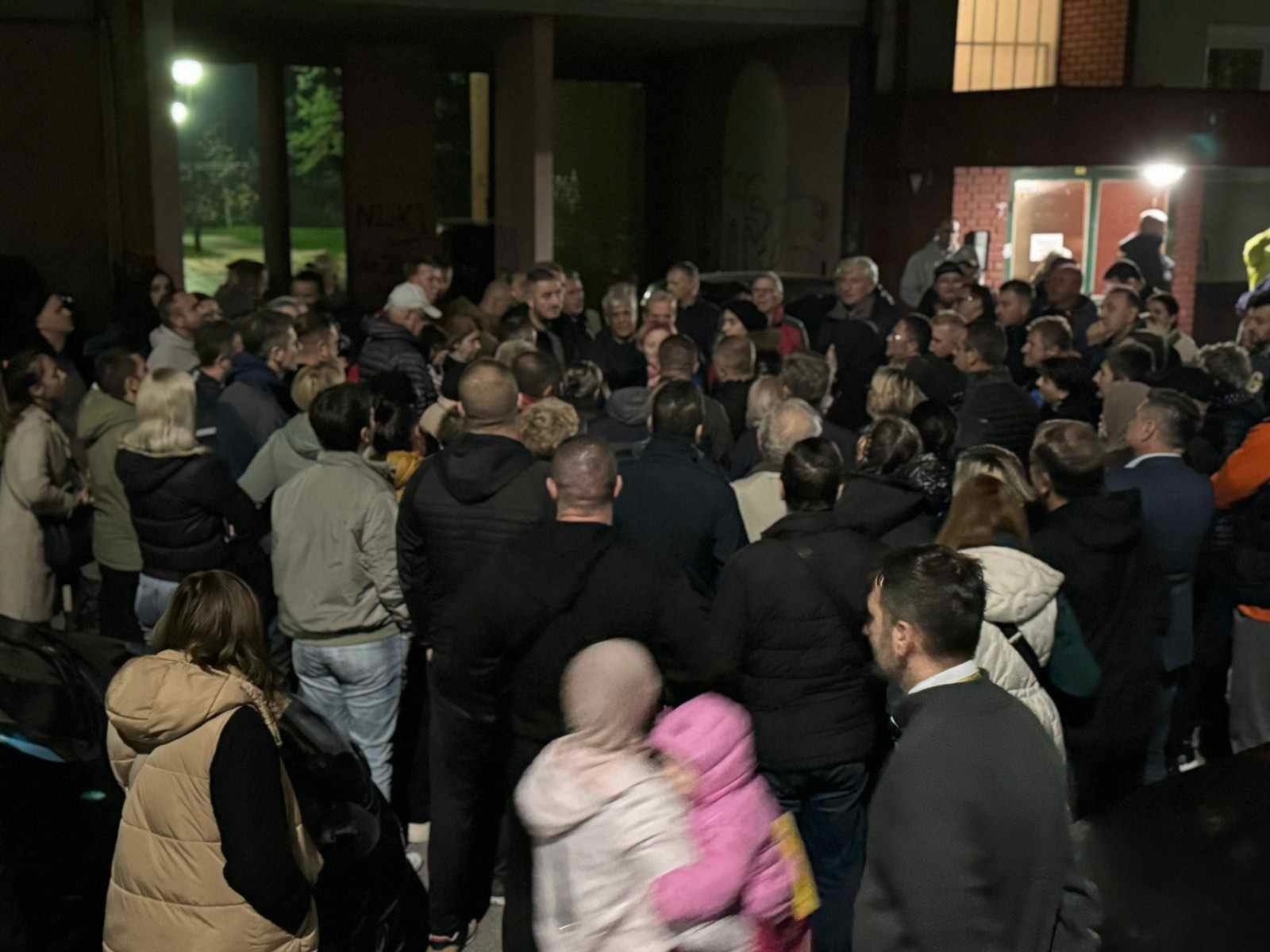 Radijatori u Vogošći hladni: Građani izašli na ulice, najavili i proteste pred zgradom Vlade KS