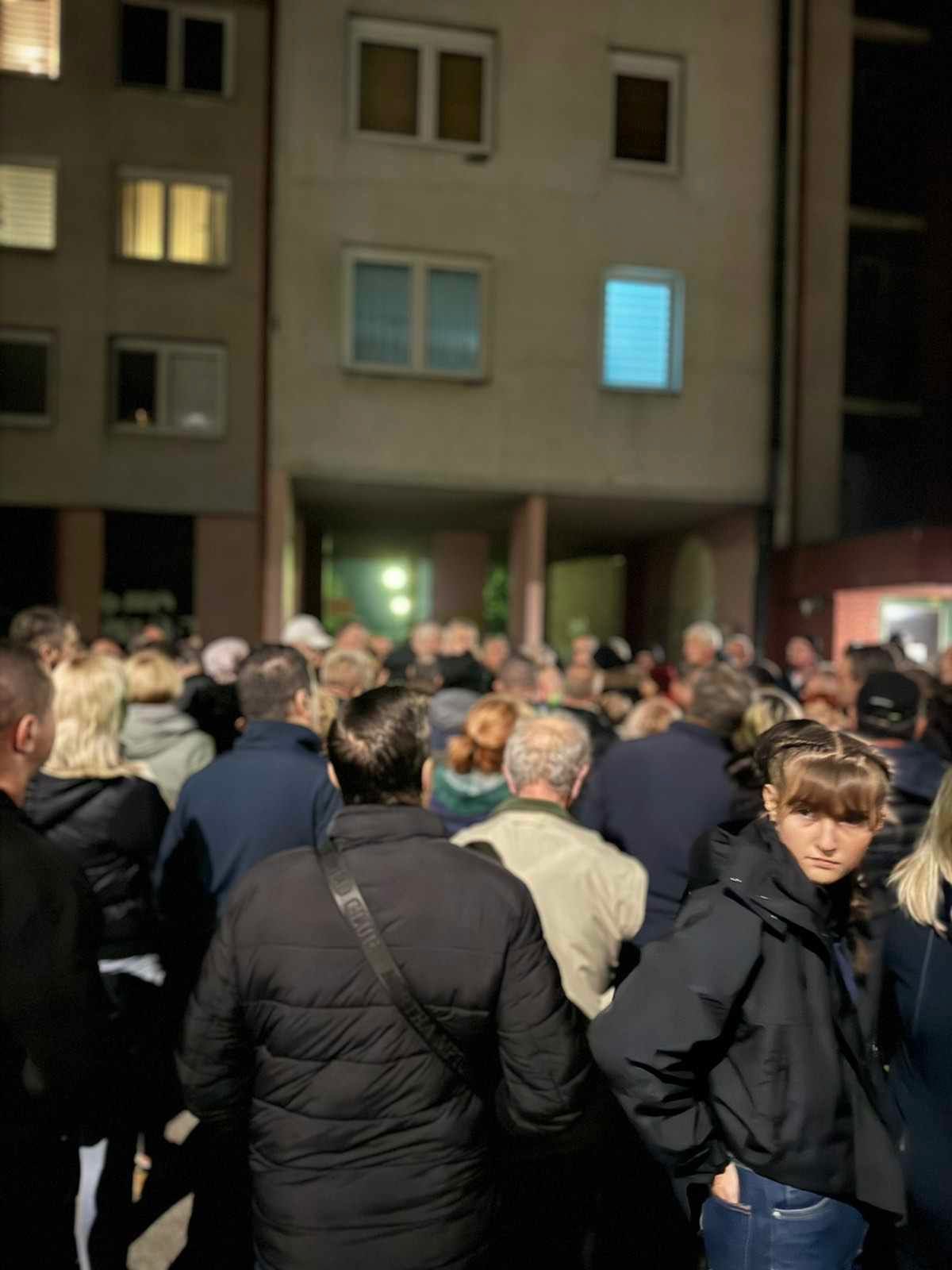 Radijatori u Vogošći hladni: Građani izašli na ulice, najavili i proteste pred zgradom Vlade KS