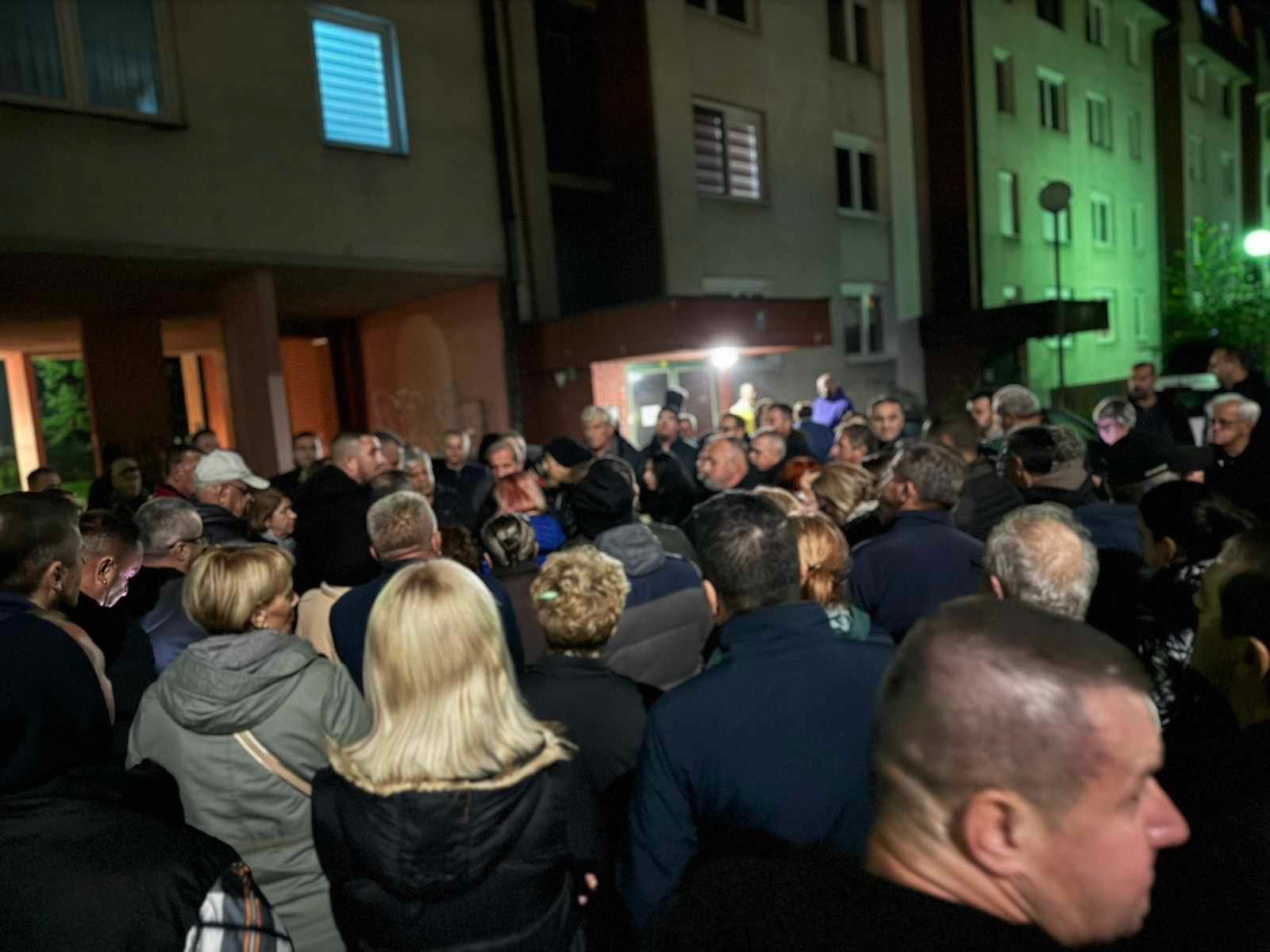 Radijatori u Vogošći hladni: Građani izašli na ulice, najavili i proteste pred zgradom Vlade KS