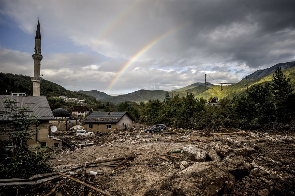 Tračak nade s prizorom duge iznad minareta potopljene džamije u Donjoj Jablanici