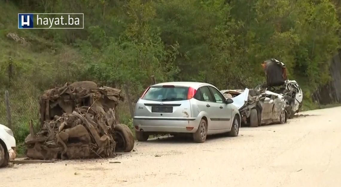 Jezivi prizori nakon poplava u Jablanici: Automobili smrskani