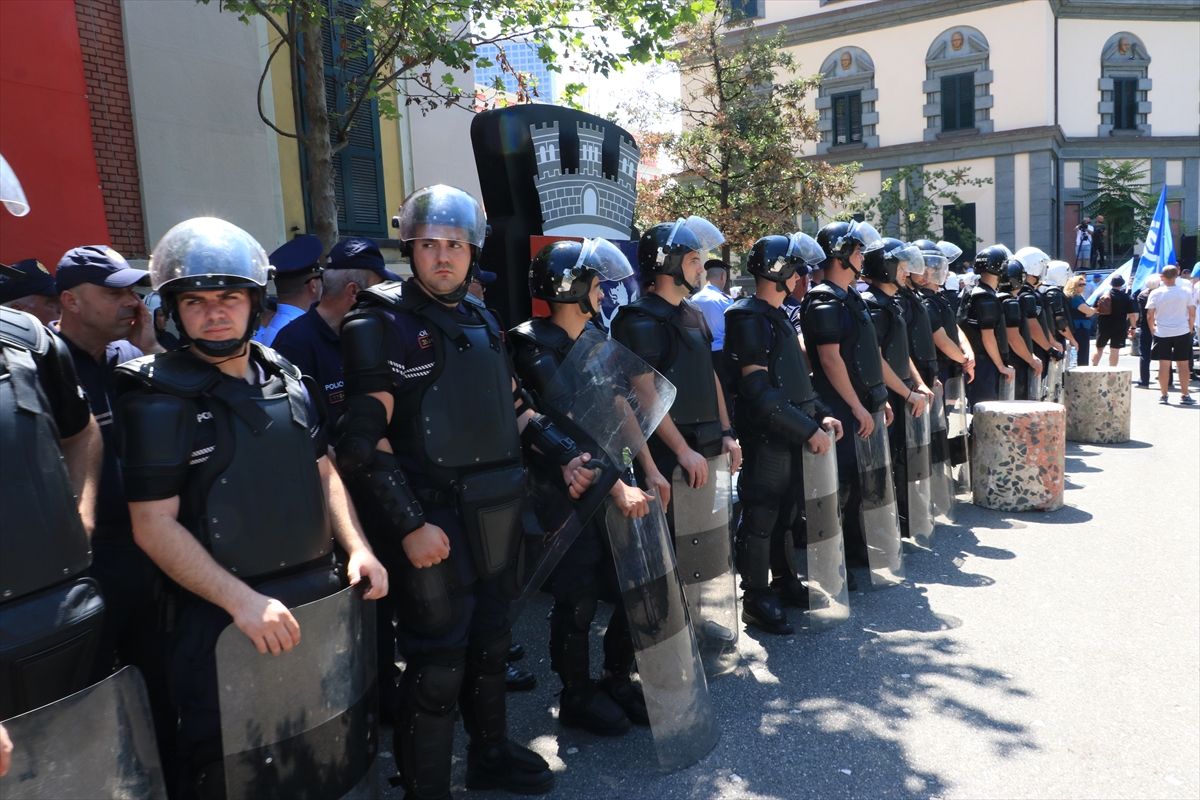 Demonstranti ponovo tražili ostavku gradonačelnika Tirane Veliaja