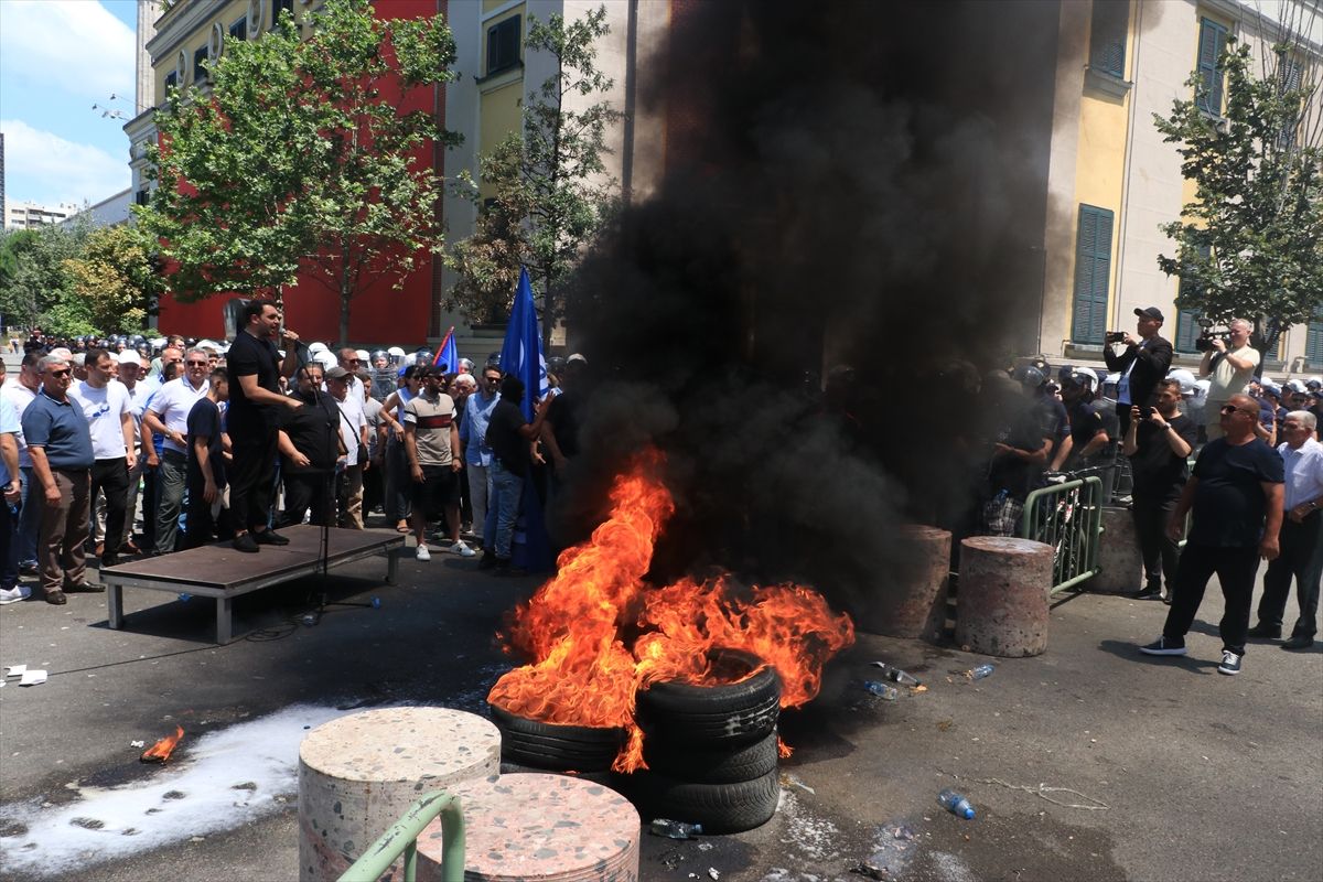 Demonstranti ponovo tražili ostavku gradonačelnika Tirane Veliaja