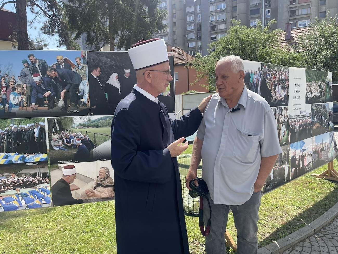 U Tuzli otvorena izložba fotografija "Imami uz žrtve genocida" autora Ahmeta Bajrića