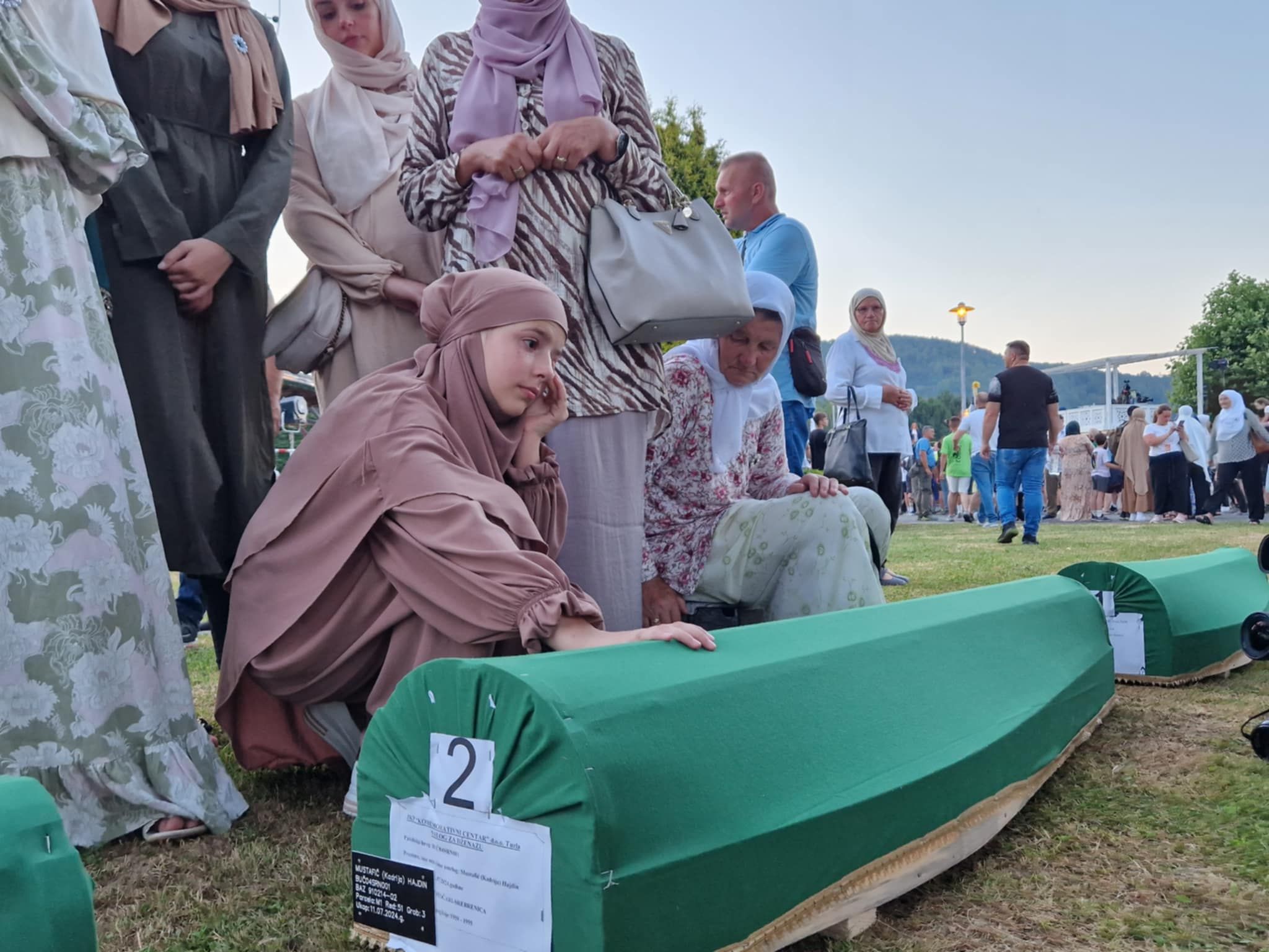 Posljednji put da pomilujem tabut! Tužne scene iz musale Potočara