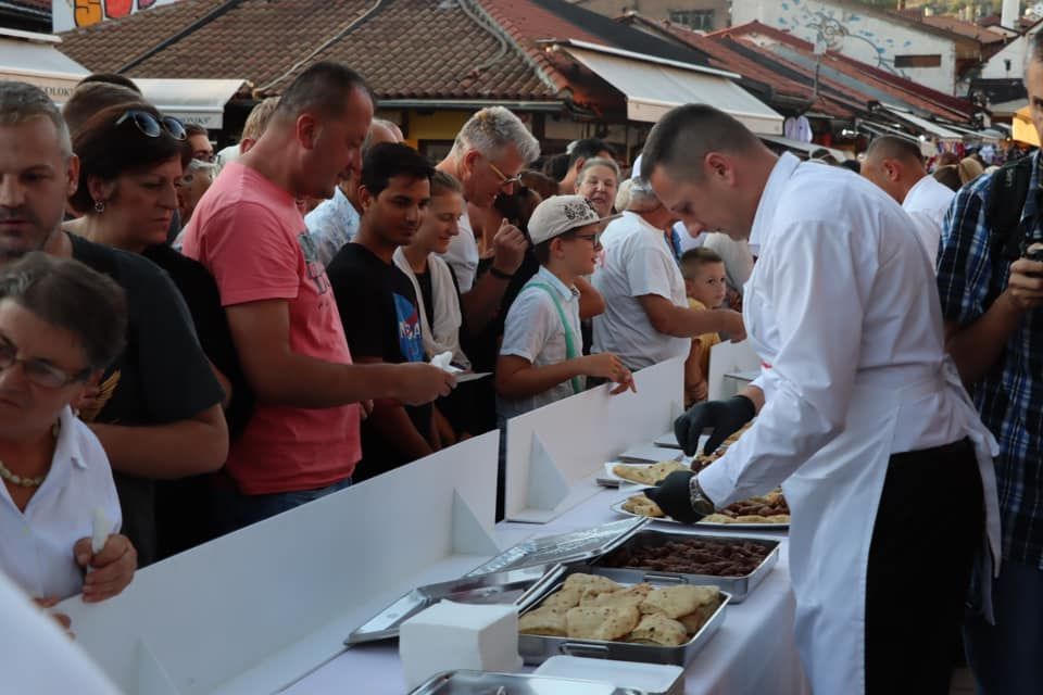 Brojni građani i turisti uživali u degustaciji ćevapa na Baščaršiji                    