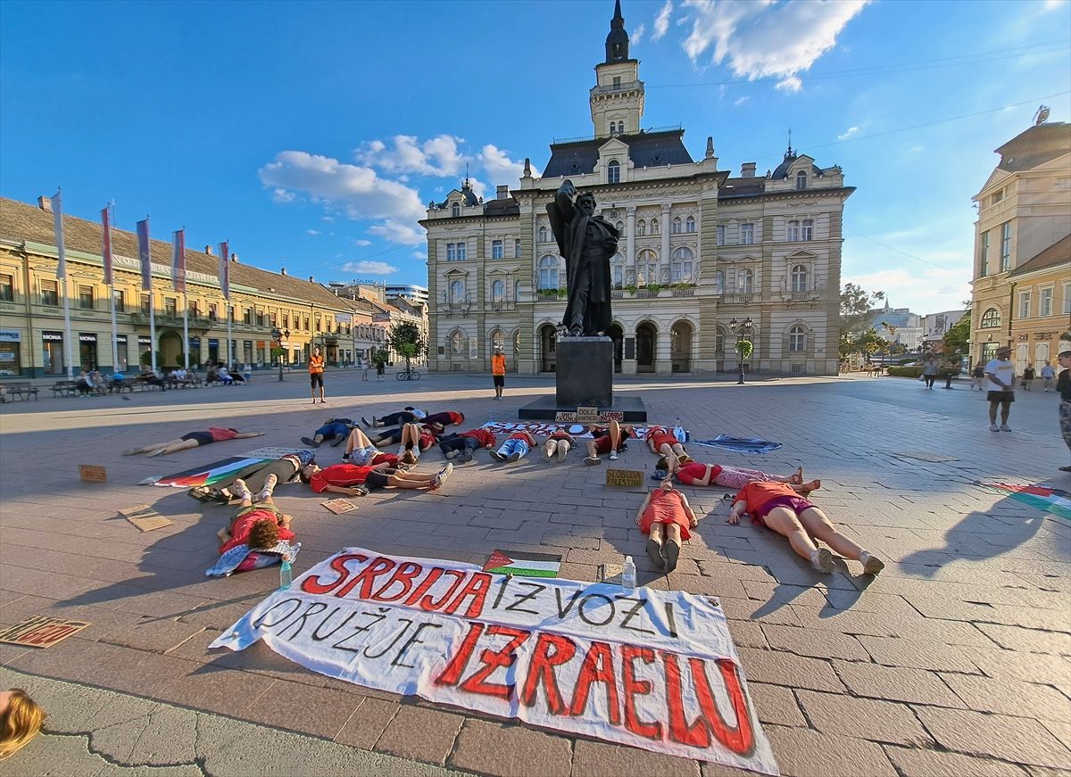 Protestni performans u znak solidarnosti s Palestinom u Novom Sadu