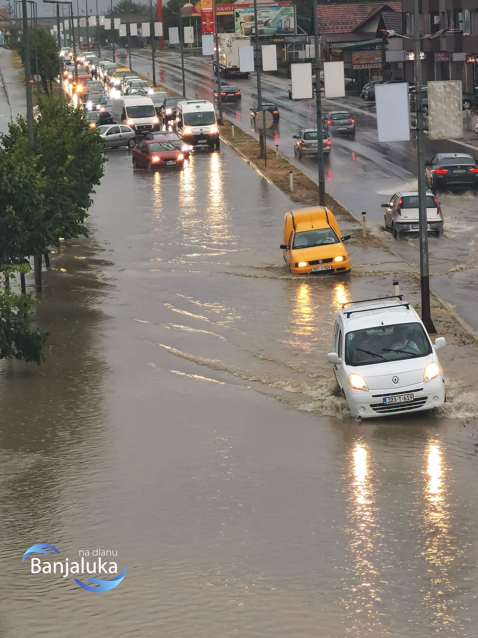 Kiša napravila haos u Banjoj Luci, ulice pod vodom, izbijeni šahtovi 