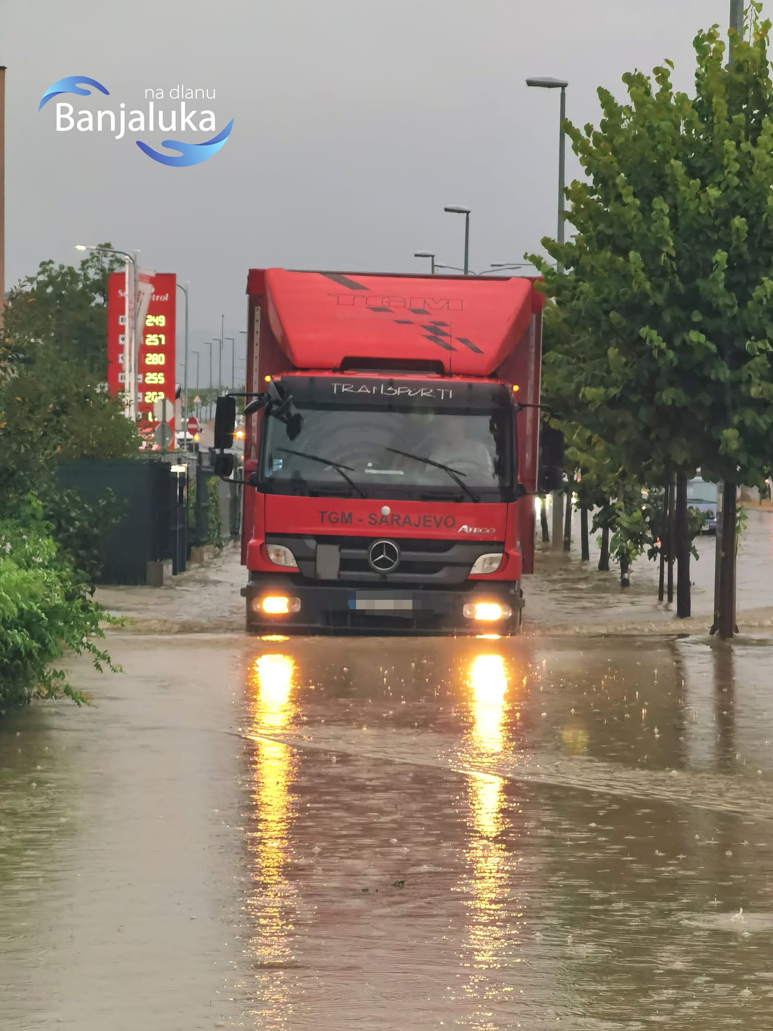 Kiša napravila haos u Banjoj Luci, ulice pod vodom, izbijeni šahtovi 