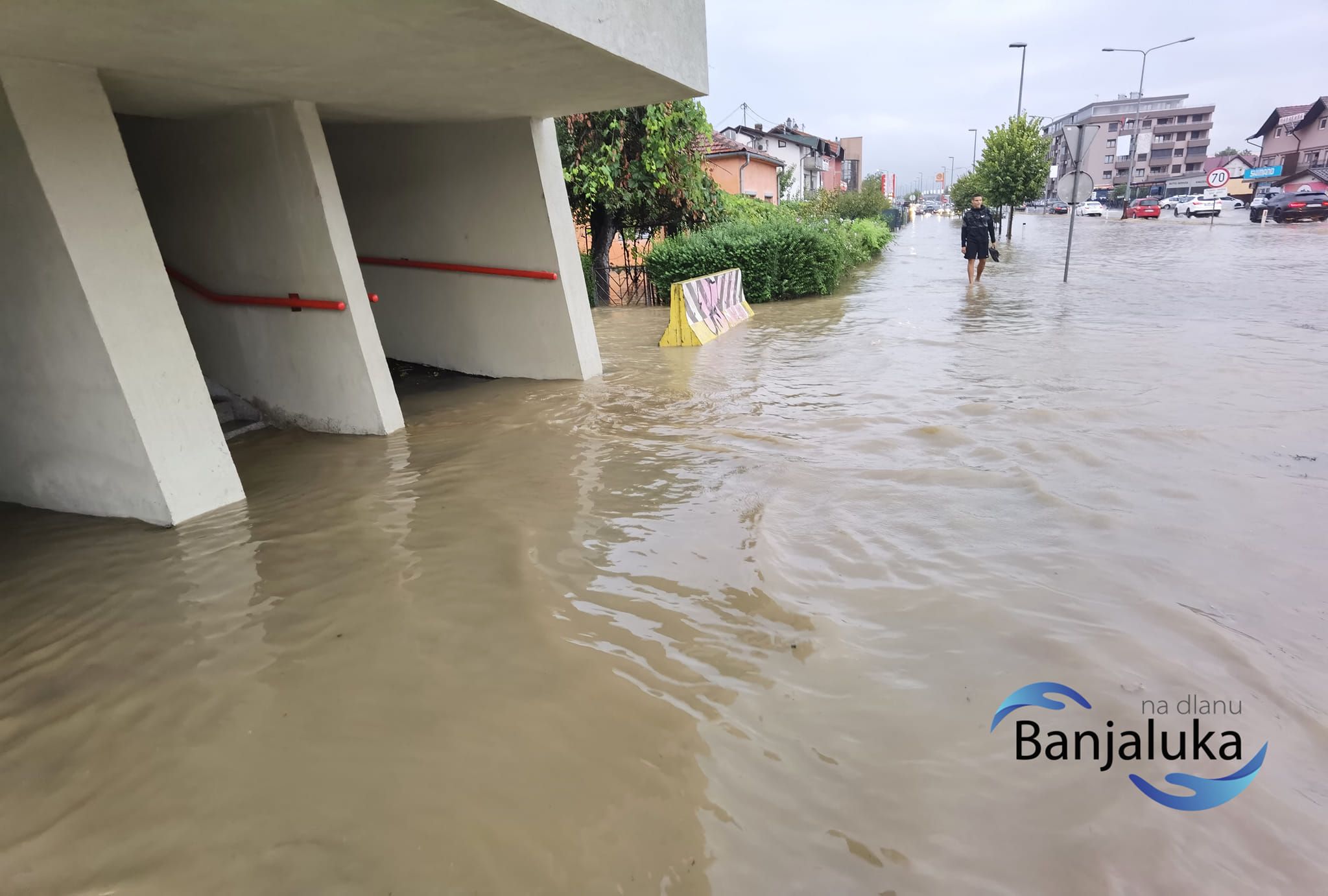 Kiša napravila haos u Banjoj Luci, ulice pod vodom, izbijeni šahtovi 