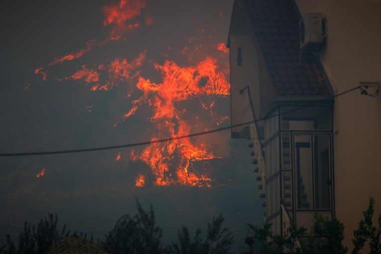 Požar u u susjedstvu ušao među kuće, objavljene prve fotografije