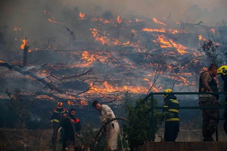 Požar u u susjedstvu ušao među kuće, objavljene prve fotografije