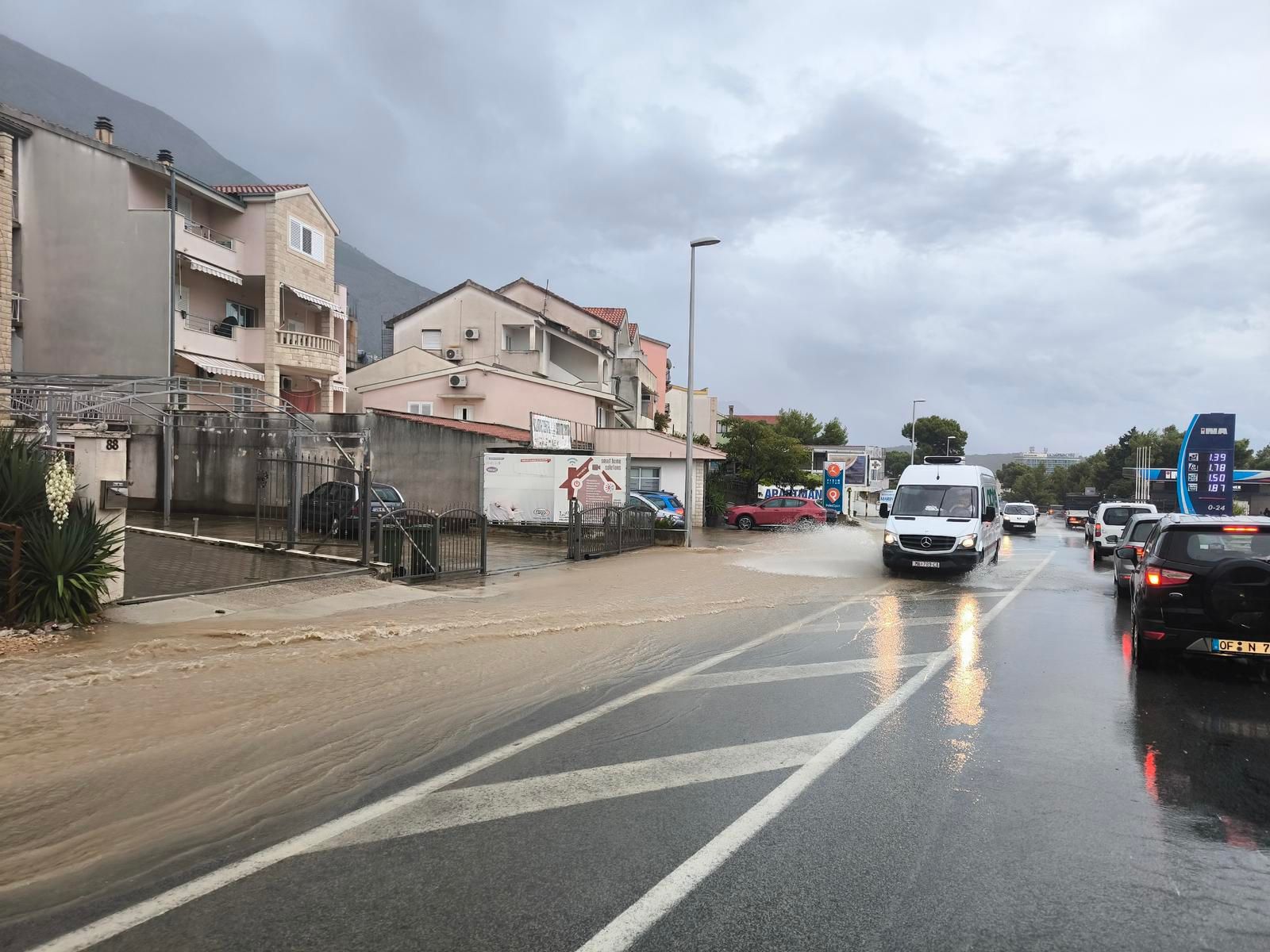 Nevrijeme u Hrvatskoj: Ulice Makarske pod vodom nakon obilne kiše