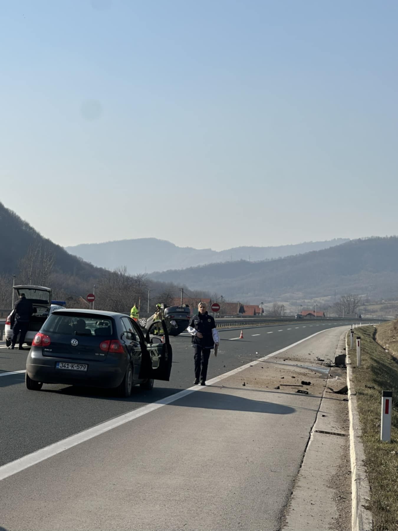 Teška saobraćajna nesreća na autoputu: Automobil završio na krovu, povrijeđeni prebačen u bolnicu