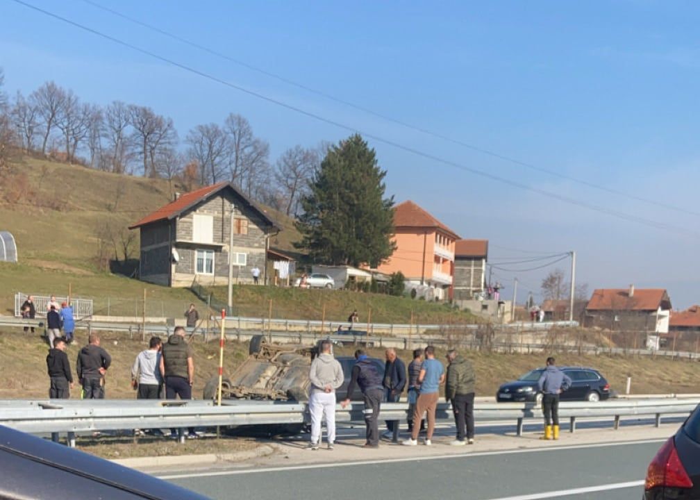 Teška saobraćajna nesreća na autoputu: Automobil završio na krovu, povrijeđeni prebačen u bolnicu